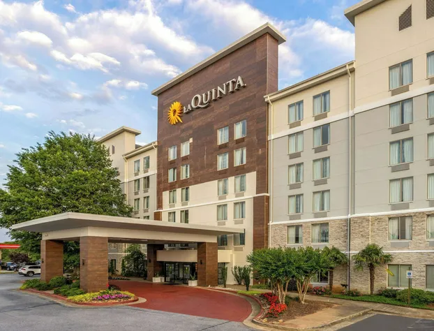 La Quinta Inn & Suites by Wyndham Atlanta Airport North hotel detail image 1