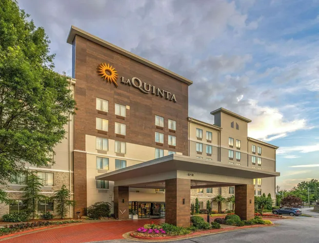 La Quinta Inn & Suites by Wyndham Atlanta Airport North hotel detail image 2