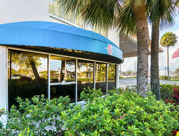 Motel 6 Tampa, FL - Fairgrounds hotel detail image 2