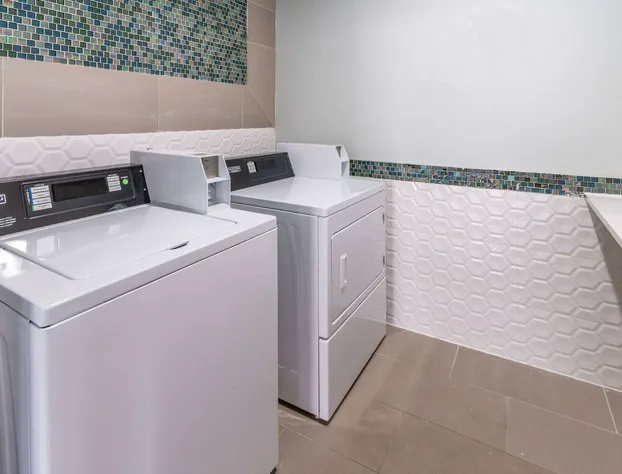 La Quinta Inn & Suites by Wyndham Santa Rosa hotel detail image 3