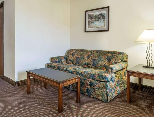 Days Inn by Wyndham Pontoon Beach hotel detail image 3