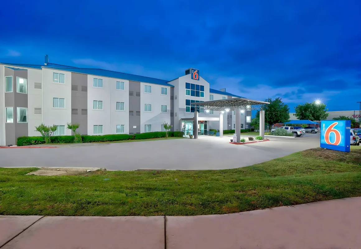 Motel 6 Benbrook, TX - Fort Worth hotel hero