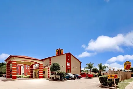 Super 8 by Wyndham Houston/I-10/Federal Road hotel detail image 2