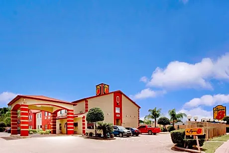 Super 8 by Wyndham Houston/I-10/Federal Road hotel detail image 4