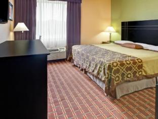 Super 8 by Wyndham Houston/I-10/Federal Road hotel detail image 1