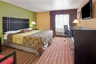 Super 8 by Wyndham Houston/I-10/Federal Road hotel detail image 4
