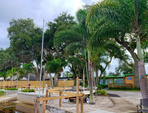 Lakeside Inn and Cafe hotel detail image 1