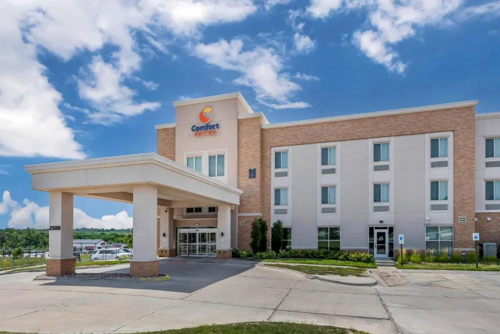 Comfort Suites West Omaha hotel hero