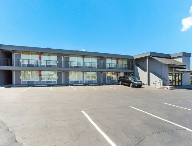 Econo Lodge Gallatin - Metro Nashville hotel detail image 2