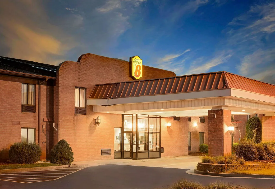 Super 8 by Wyndham Metropolis hotel hero