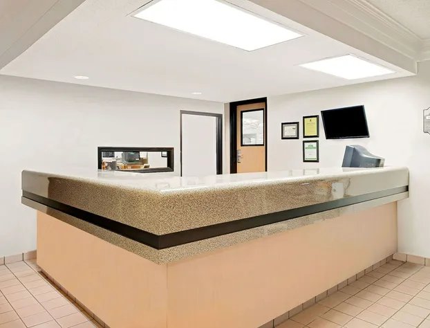 Super 8 by Wyndham Metropolis hotel detail image 3