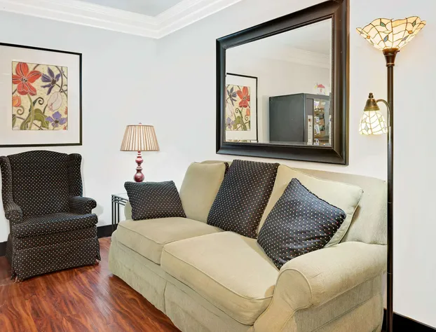 Super 8 by Wyndham Metropolis hotel detail image 4