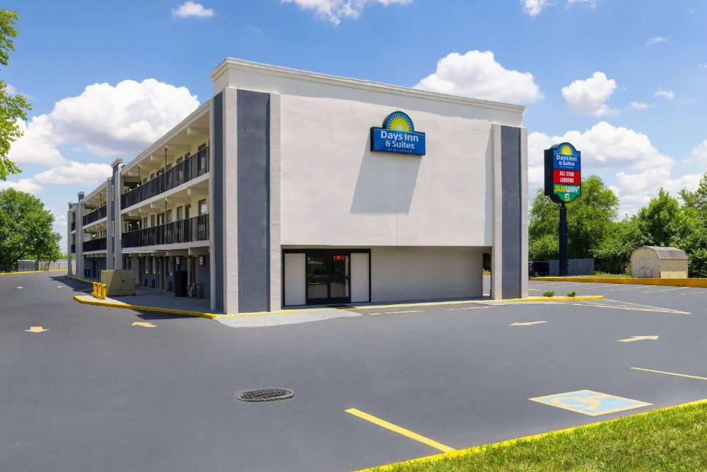 Day's Inn & Suites By Wyndham Indianapolis Airport East hotel hero