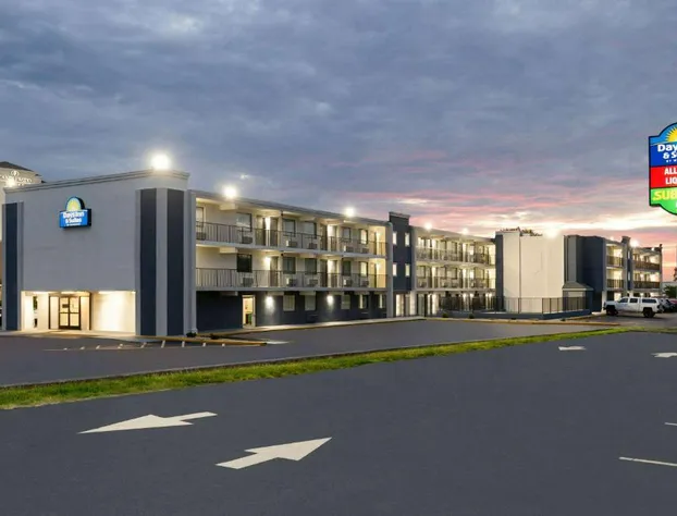 Day's Inn & Suites By Wyndham Indianapolis Airport East hotel detail image 1