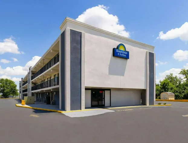 Day's Inn & Suites By Wyndham Indianapolis Airport East hotel detail image 2