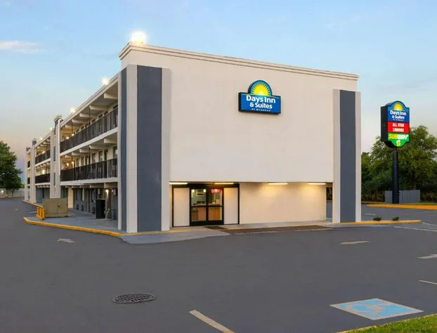 Day's Inn & Suites By Wyndham Indianapolis Airport East hotel detail image 3