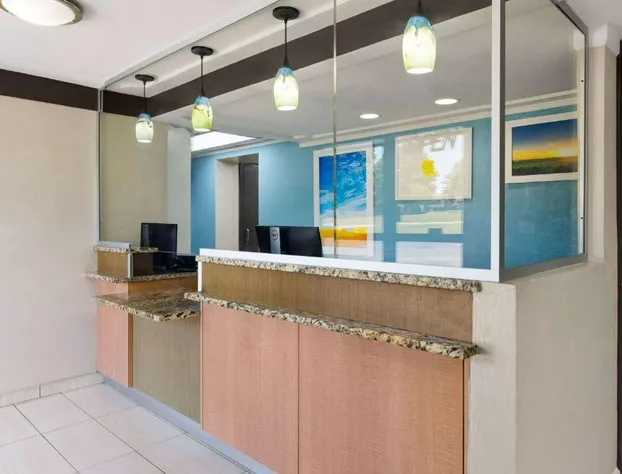 Day's Inn & Suites By Wyndham Indianapolis Airport East hotel detail image 4