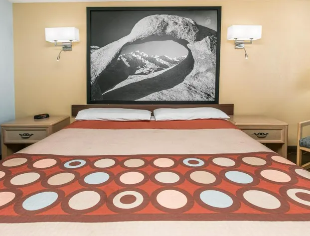 Super 8 by Wyndham Bishop hotel detail image 4