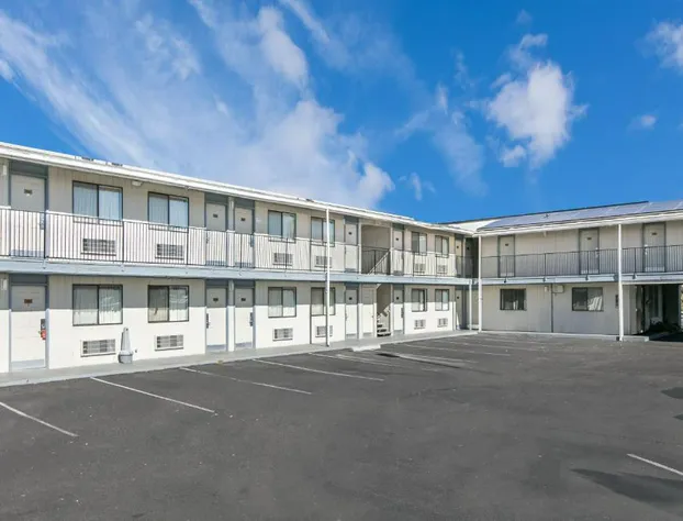 Super 8 by Wyndham Bishop hotel detail image 1