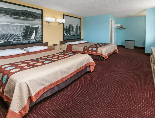 Super 8 by Wyndham Bishop hotel detail image 3