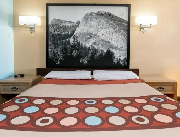 Super 8 by Wyndham Bishop hotel detail image 4