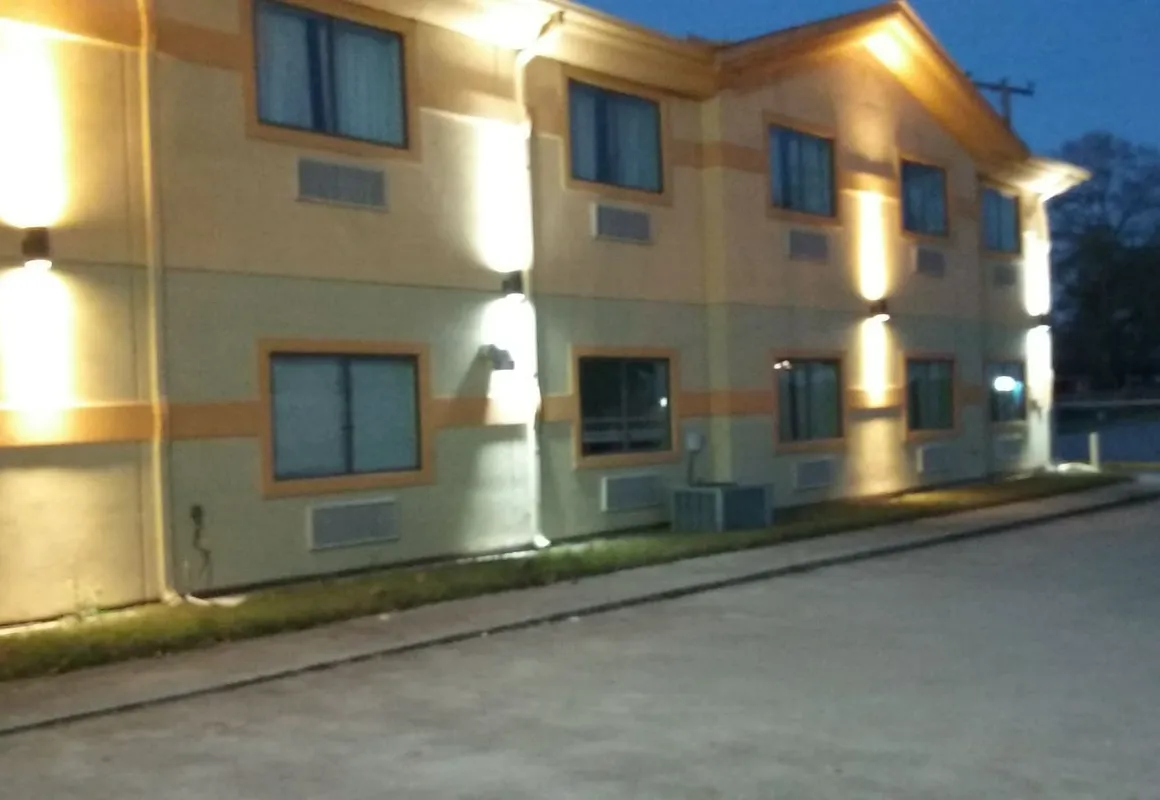 Super 8 by Wyndham Conroe hotel hero