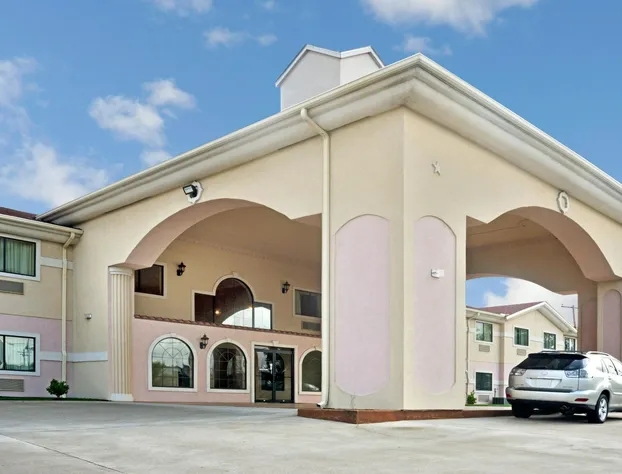 Super 8 by Wyndham Conroe hotel detail image 2