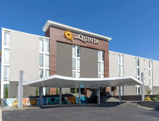 La Quinta Inn & Suites by Wyndham Tulsa Downtown/Route 66 hotel detail image 1