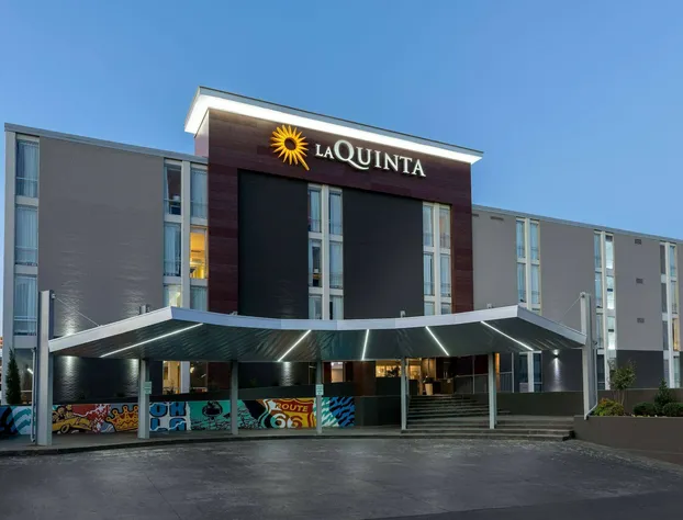 La Quinta Inn & Suites by Wyndham Tulsa Downtown/Route 66 hotel detail image 2