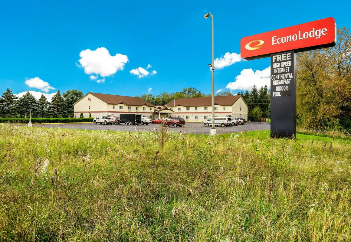 Econo Lodge Lake Mills hotel hero