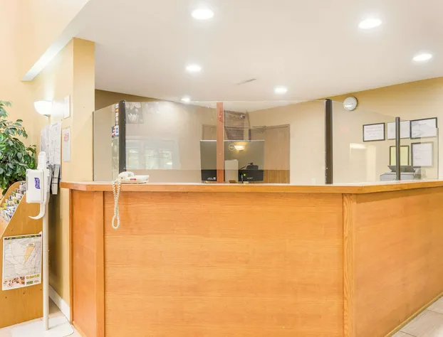 Econo Lodge Lake Mills hotel detail image 3