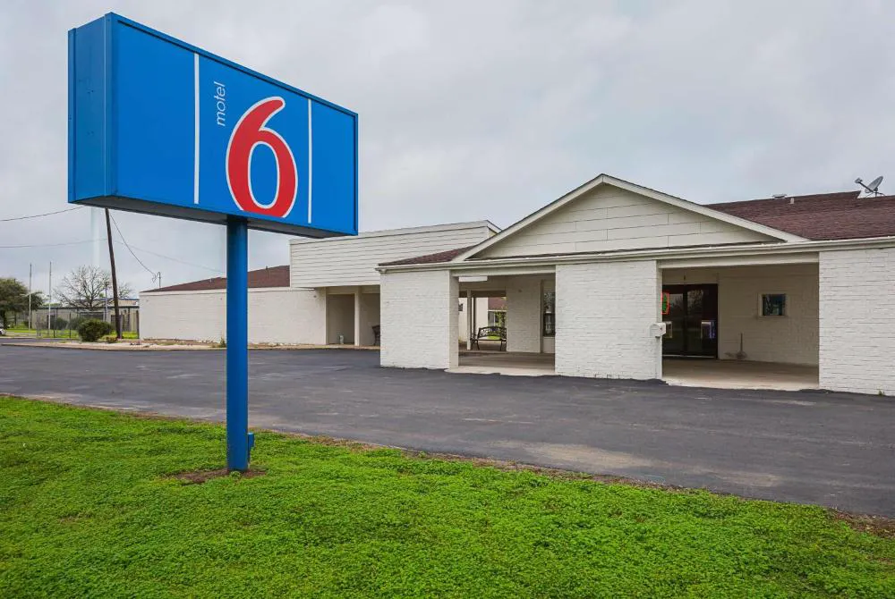 Motel 6 Madisonville, TX hotel hero