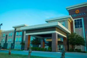 La Quinta Inn & Suites by Wyndham Karnes City - Kenedy hotel hero