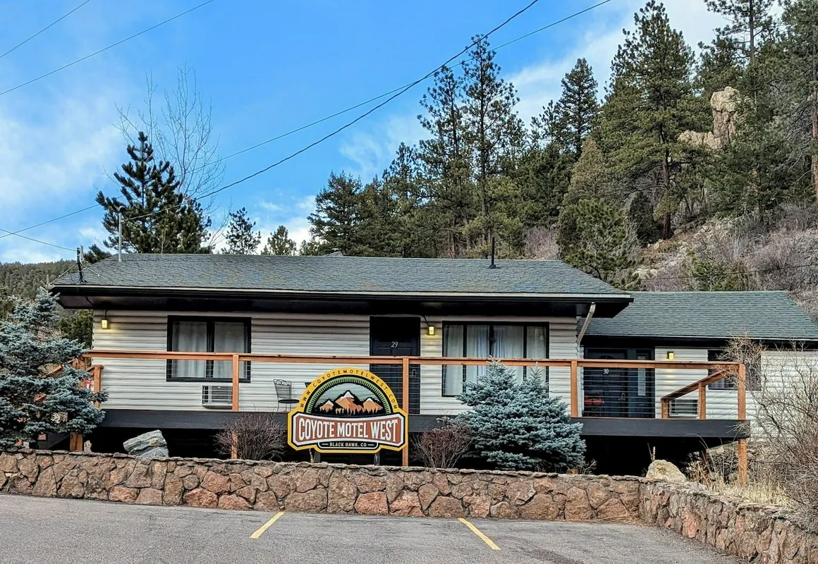 Coyote Motel West hotel hero