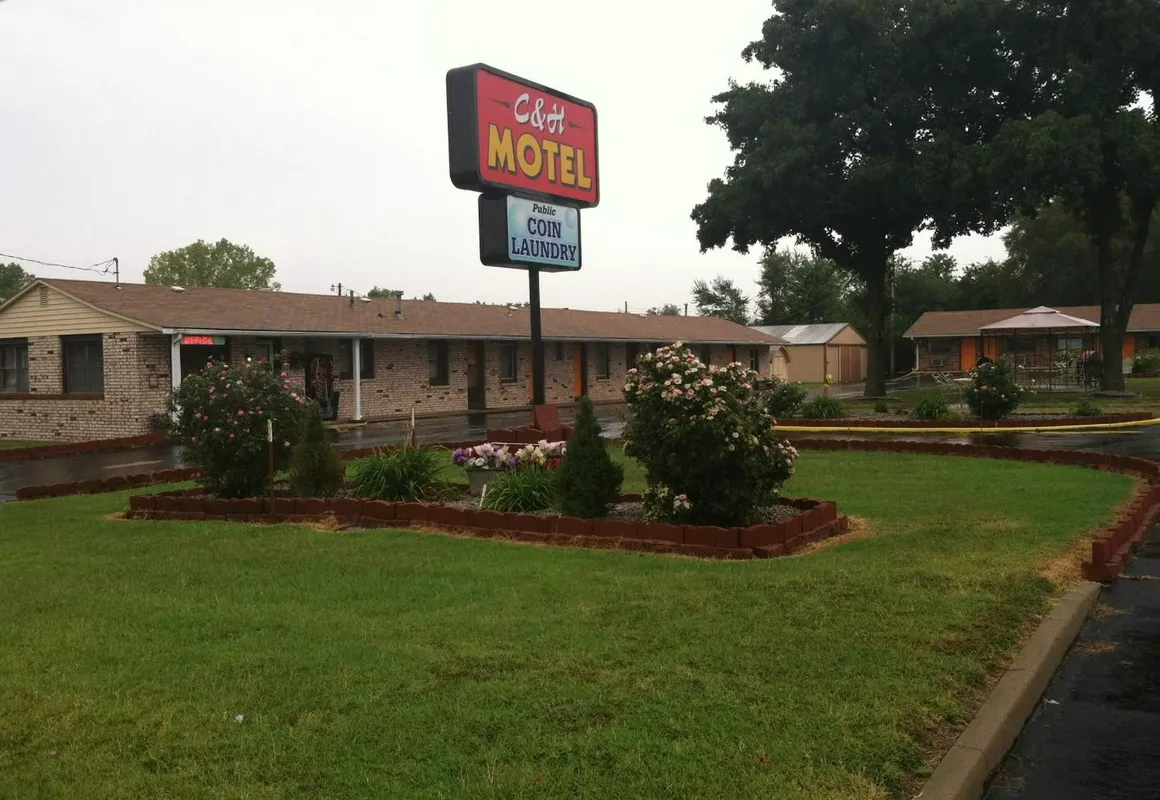 C&H Motel El Dorado Springs hotel hero