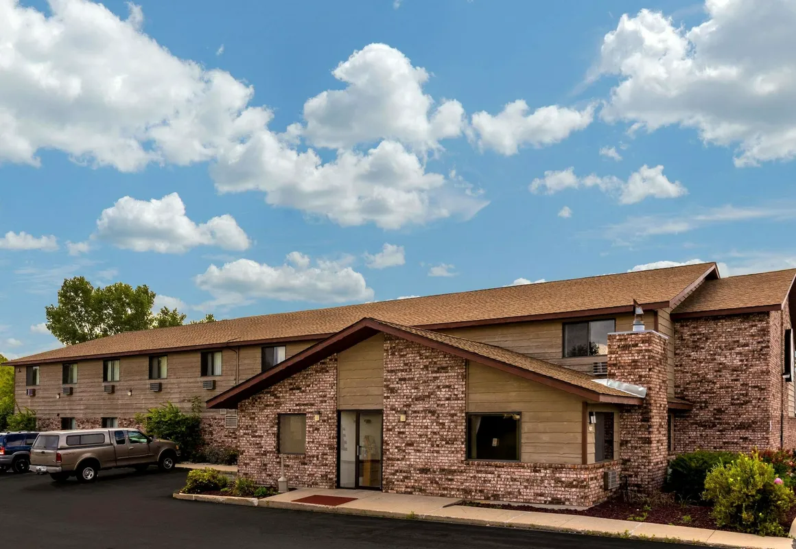 Super 8 by Wyndham Hartford WI hotel hero