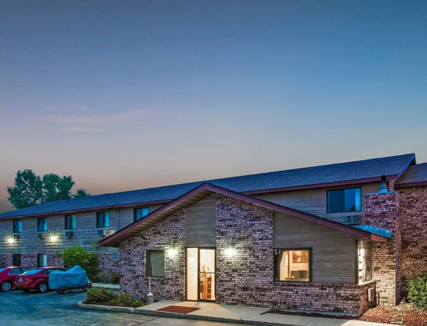 Super 8 by Wyndham Hartford WI hotel detail image 1