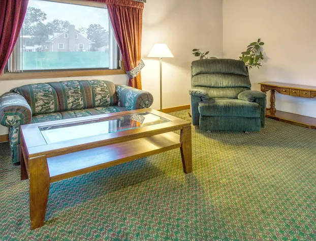 Super 8 by Wyndham Hartford WI hotel detail image 2