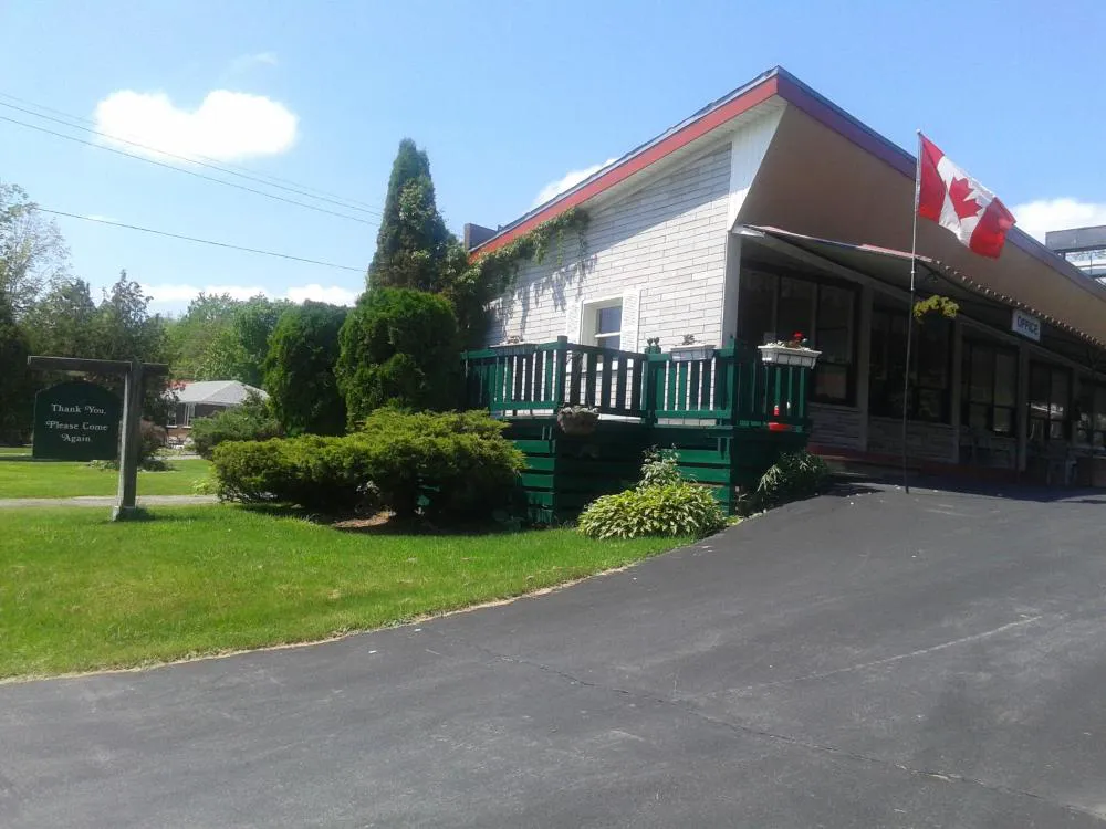 Capricorn Motel Royale Thousand Islands hotel hero