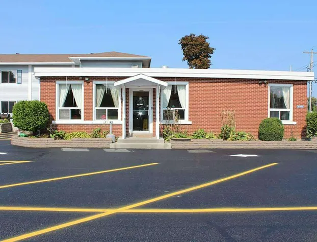 Super 8 by Wyndham Pembroke hotel detail image 2