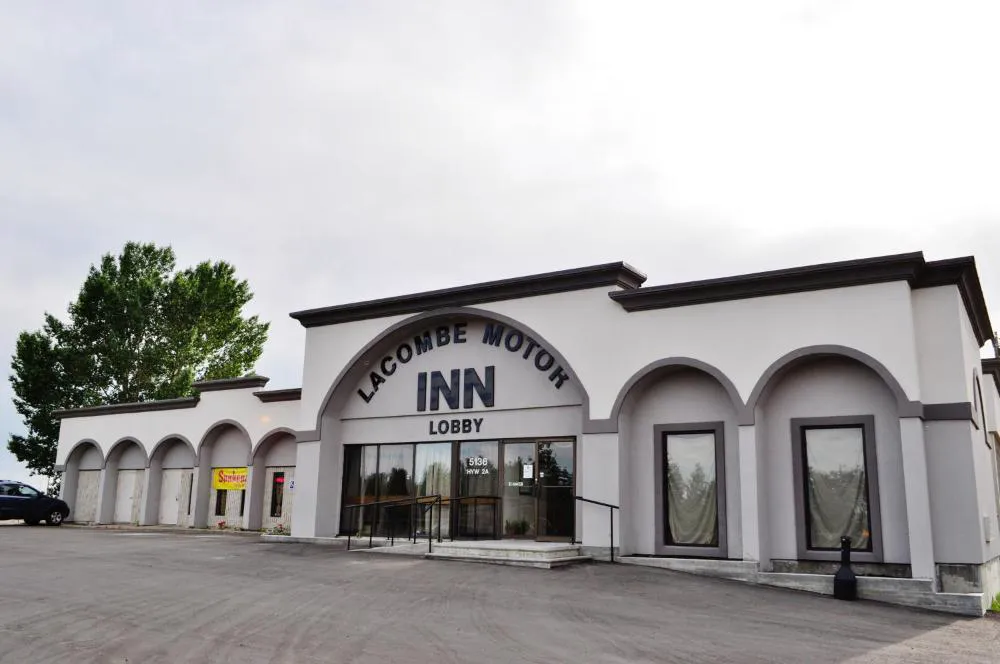 Lacombe Motor Inn hotel hero