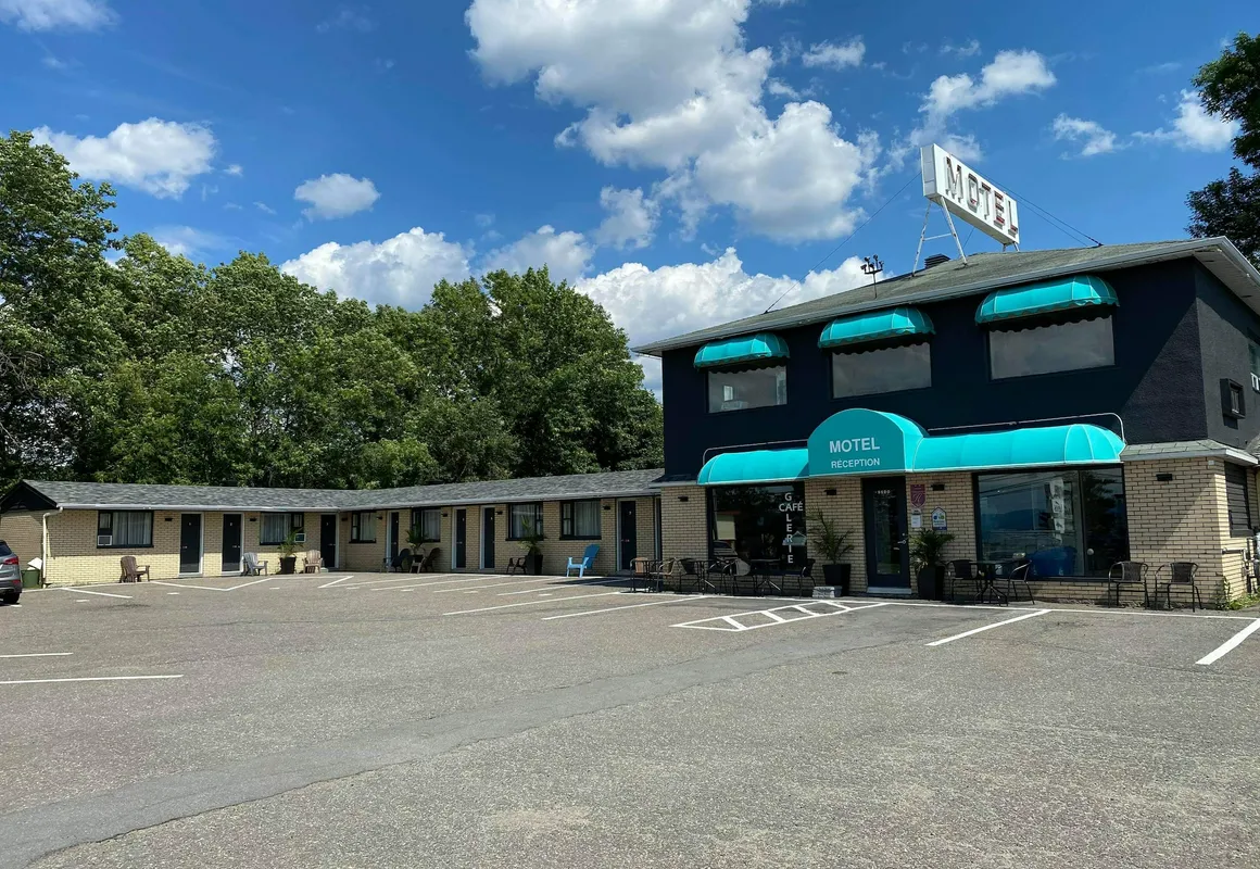 Motel levis hotel hero