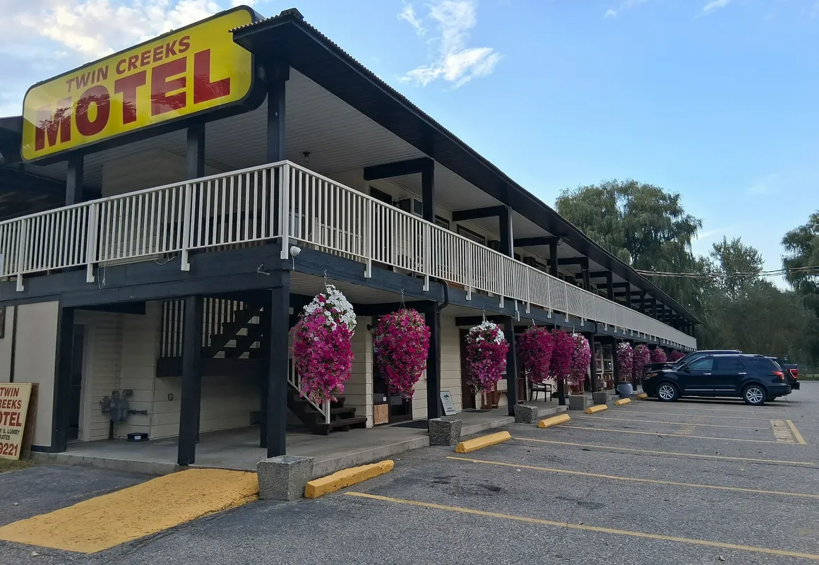 Twin Creeks Motel hotel hero