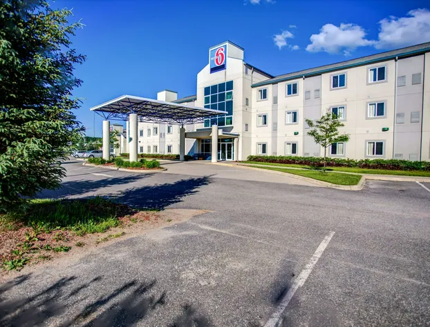 Motel 6 Huntsville, ON hotel detail image 2