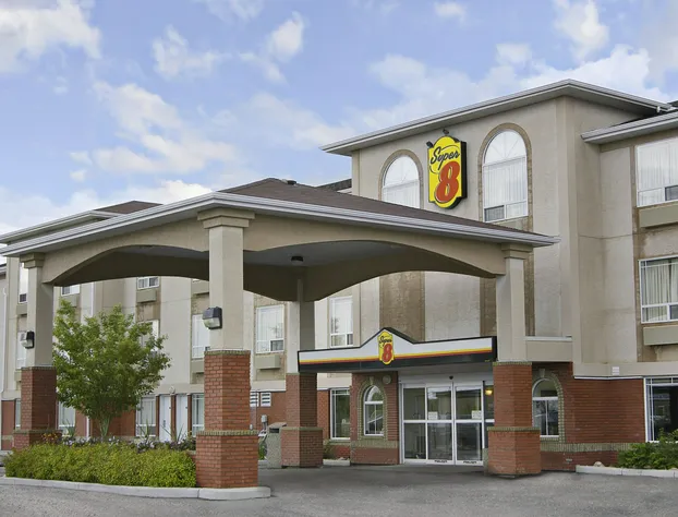 Super 8 by Wyndham High River AB hotel detail image 1