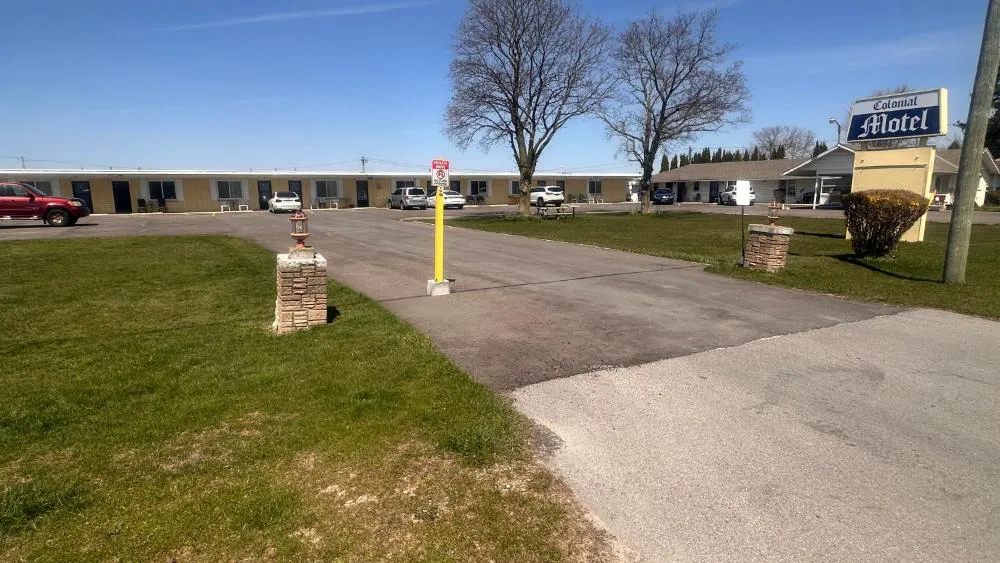 Colonial Motel hotel hero