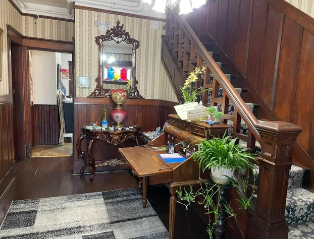 Colonial Charm Inn Bed & Breakfast hotel detail image 2