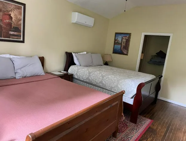 Colonial Charm Inn Bed & Breakfast hotel detail image 3