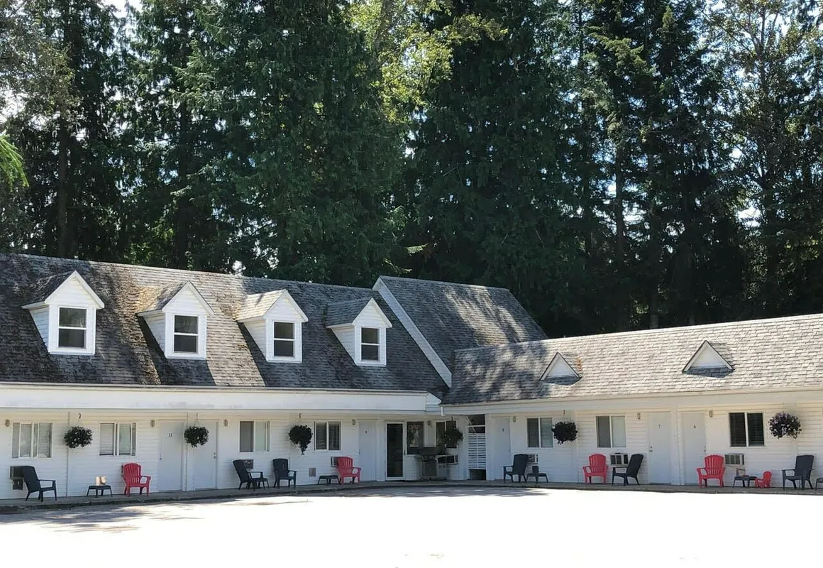 Pines Motel hotel hero