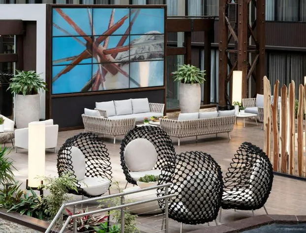 Seattle Airport Marriott hotel detail image 2